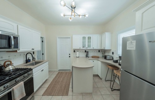 Jersey City Apartment | Chic & Comfortable 1 bed apt with Parking. Walking distance JSQ path. Sleeps 4.