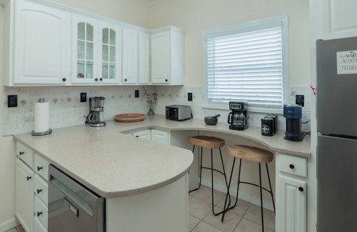 Jersey City Apartment | Chic & Comfortable 1 bed apt with Parking. Walking distance JSQ path. Sleeps 4.