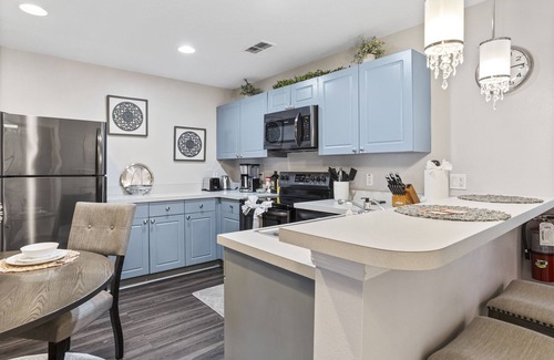 Lindfields Condo | Chic & Comfortable ☺ Pool+Spa+Grill+Games!