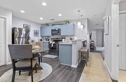 Lindfields Condo | Chic & Comfortable ☺ Pool+Spa+Grill+Games!