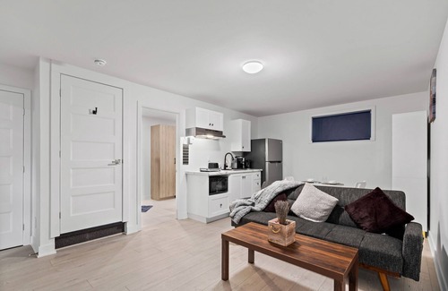 Longueuil House | Chic Condo ! 15 Mins from Downtown Montreal: Pool and BBQ