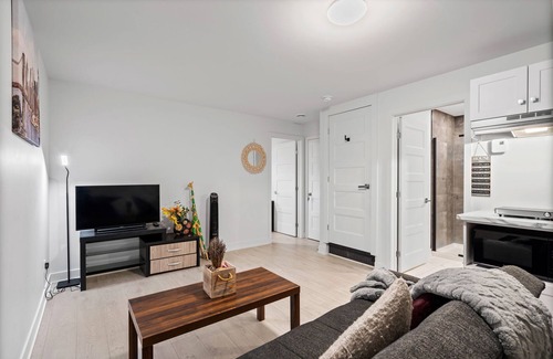 Longueuil House | Chic Condo ! 15 Mins from Downtown Montreal: Pool and BBQ