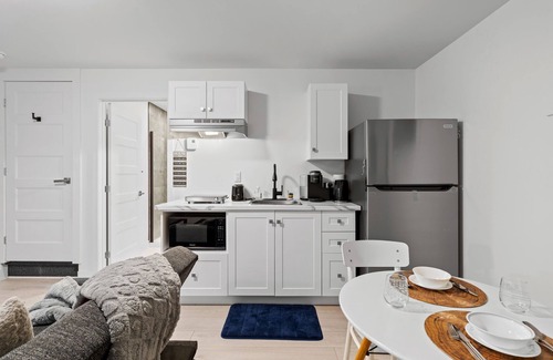 Longueuil House | Chic Condo ! 15 Mins from Downtown Montreal: Pool and BBQ