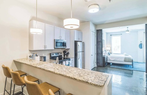 West End Condo | Chic Condo for 4 Near West End