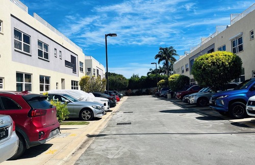 Frere Pilgrim Condo | Chic Condo in Central Location—Pool, Gated, WiFi