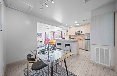 Hyde Park Apartment | Chic Condo in Montrose-Close to everything!