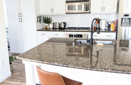 Mission Valley Condo | Chic condo w/Pool, Gym & Parking, 10 Min to Beach