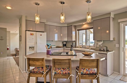 Coos Bay House | Chic Coos Bay Home w/Pacific Ocean Views!