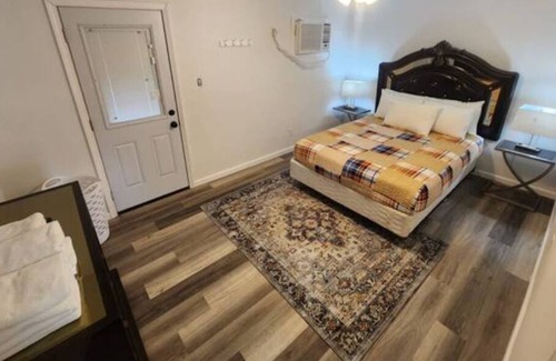 Whitehaven House | Chic Cottage Near Graceland and Airport Sleeps 4