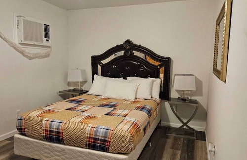 Whitehaven House | Chic Cottage Near Graceland and Airport Sleeps 4