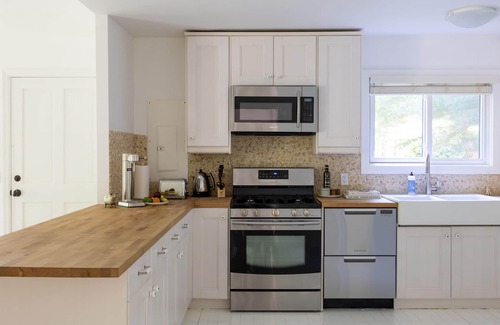 Northwest Harbor House | Chic cottage on lush, secluded acre 5 minute walk to the beach.