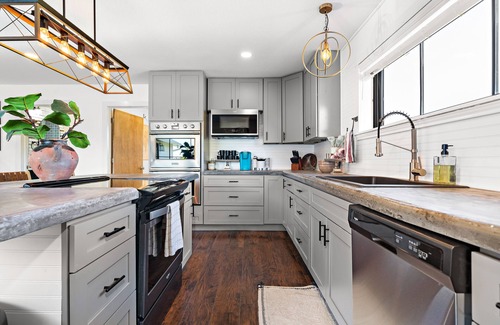 Brandon House | Chic Country Cottage w/Adventure Package -Hiking-Fishing-Swimming & More!