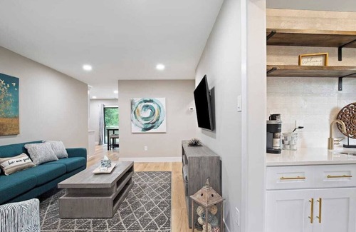Clinton Township Condo | Chic Cozy 1-bedroom condo with WiFi, AC in welcoming Clinton Township