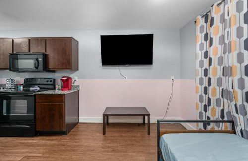 Braeswood Place Apartment | Chic & Cozy 1BR Apt with Free Parking & King Bed