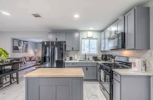 OST - South Union House | Chic & Cozy 4-BR Retreat | Downtown | TX