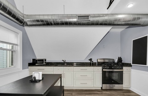 Chicago House | Chic & Cozy Chicago Stay: Close to Downtown
