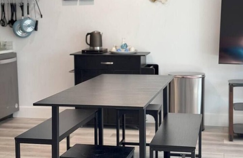 Blackshear-Prospect Hill Apartment | Chic, Cozy & Comfort Modern Room