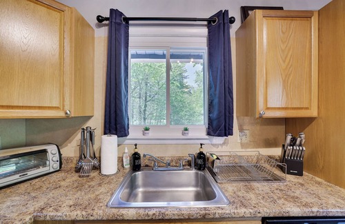 Tobyhanna House | CHIC COZY COTTAGE GAME ROOM, HOT TUB PLAYGROUND, LAKE, POOL, ARCADE FIREPIT, 4/2