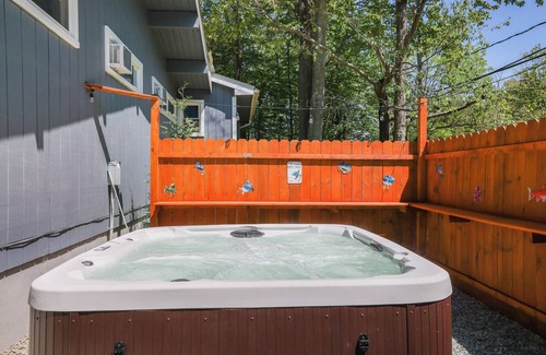 Tobyhanna House | CHIC COZY COTTAGE GAME ROOM, HOT TUB PLAYGROUND, LAKE, POOL, ARCADE FIREPIT, 4/2