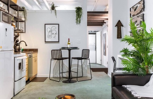 Downtown Edmonton Apartment | Chic & Cozy Loft | Rogers Place | LRT | Jasper Ave
