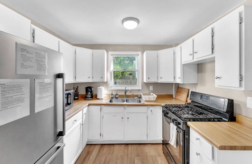 Kentwood House | Chic & Cozy Modern Retreat /10 Mins to Downtown & Airport