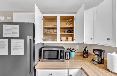 Kentwood House | Chic & Cozy Modern Retreat /10 Mins to Downtown & Airport