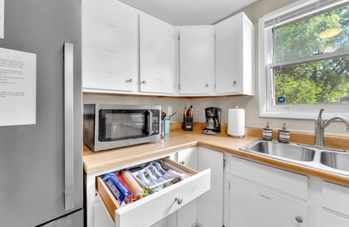 Kentwood House | Chic & Cozy Modern Retreat /10 Mins to Downtown & Airport