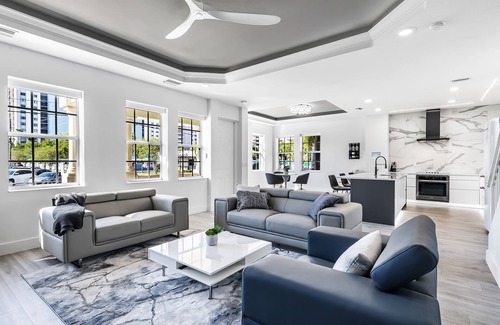 Fort Myers House | Chic & Cozy River District Townhouse