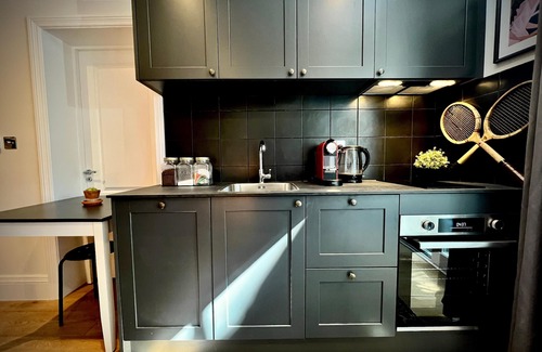 West Hill Apartment | Chic & Cozy Studio Retreat - Minutes from Wimbledon Tennis