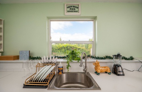 Old Evergreen Highway Apartment | Chic Designer Retreat Nestled in an Upscale, Tranquil Enclave