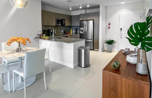 Doral Condo | Chic Doral Haven: 2BR Deluxe