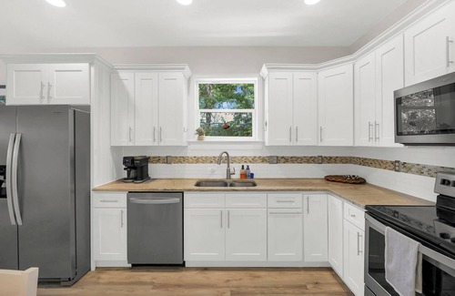 Lincolnville House | Chic Downtown Cottage-Walkable-Near Restaurants & Shopping-Parking and Privacy