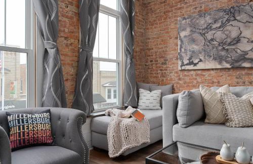 Millersburg Apartment | Chic Dowtown Escape-walk to shops & dining - OH Amish country
