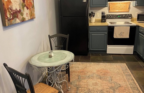 Powell Apartment | Chic en suite 2 bedroom corporate apartment in N. Knox/Powell with WiFi, AC