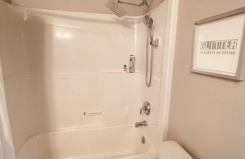 Fort Gary Condo | Chic Entire 2 bedroom 1 bath condo + Gym + Free parking