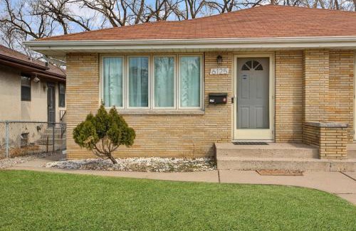 Diamond Lake Villa | Chic Escape Near Mall of America