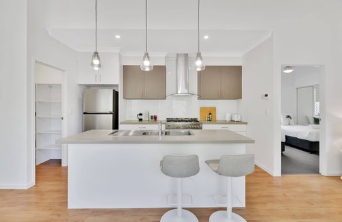 Scarborough House | Chic Family Friendly 4BR Redcliffe Retreat & BBQ