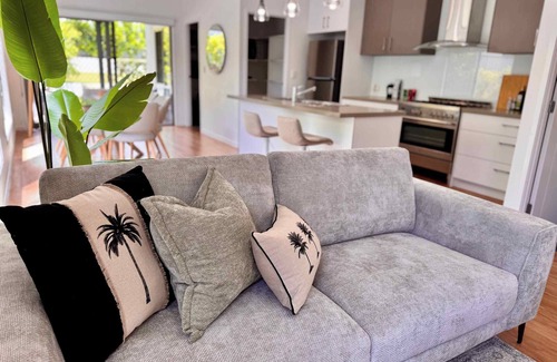 Scarborough House | Chic Family Friendly 4BR Redcliffe Retreat & BBQ
