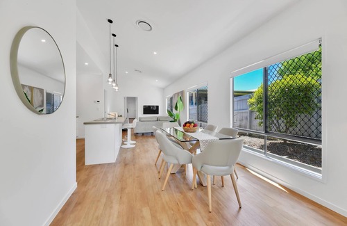 Scarborough House | Chic Family Friendly 4BR Redcliffe Retreat & BBQ
