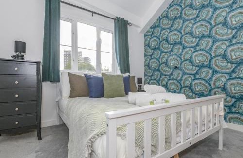Leeds Apartment | Chic Family Retreat in Heart of Leeds