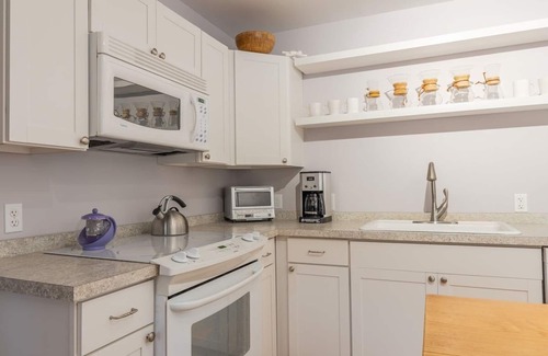 West Saugerties House | Chic Farmhouse Catskills Saugerties Skiing Hiking