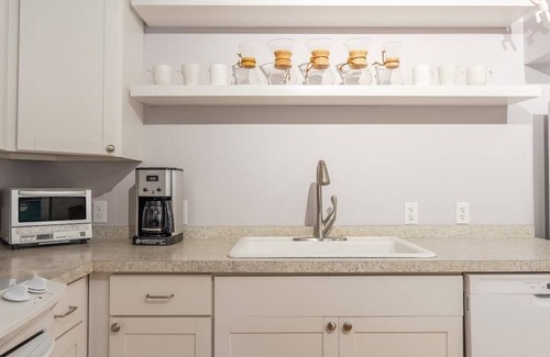 West Saugerties House | Chic Farmhouse Catskills Saugerties Skiing Hiking