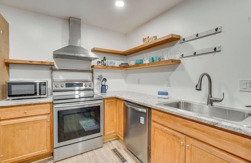 Eureka Springs House | Chic Farmhouse, 3Mi to Lake-Pet Friendly & Golfing