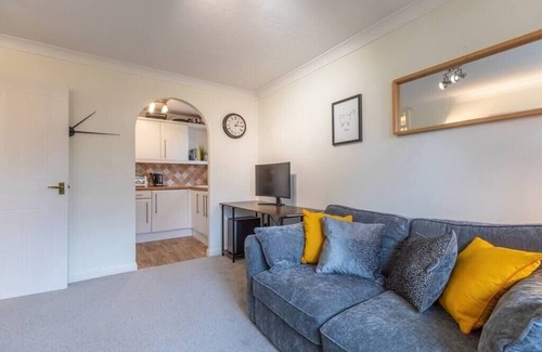 Netley Apartment | Chic Flat in Woolston: Nr Southampton City Centre