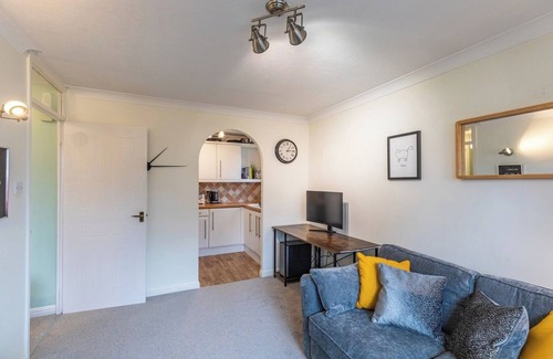 Netley Apartment | Chic Flat in Woolston: Nr Southampton City Centre