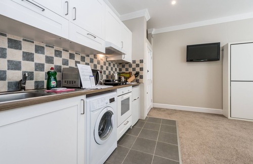 Brondesbury Park House | Chic Flat-sleeps up to 6 !-12 minutes(tube)to Oxford Street.,parking on street