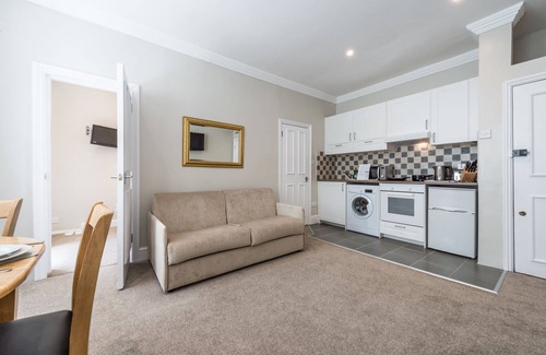 Brondesbury Park House | Chic Flat-sleeps up to 6 !-12 minutes(tube)to Oxford Street.,parking on street
