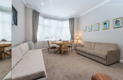 Brondesbury Park House | Chic Flat-sleeps up to 6 !-12 minutes(tube)to Oxford Street.,parking on street