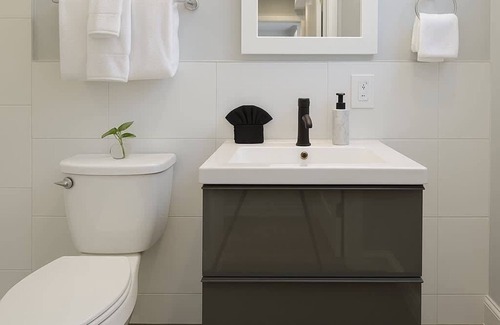 Lakeview Apartment | Chic & Fully Furnished Urban Studio Apartment