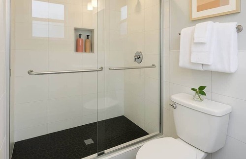 Lakeview Apartment | Chic & Fully Furnished Urban Studio Apartment